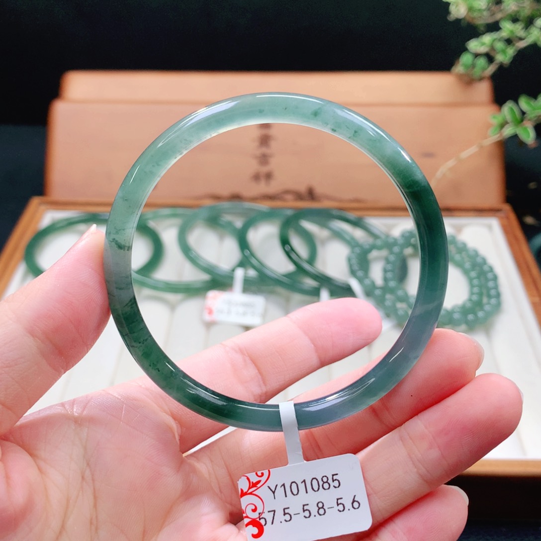 翡翠手镯（圆镯）未镶嵌