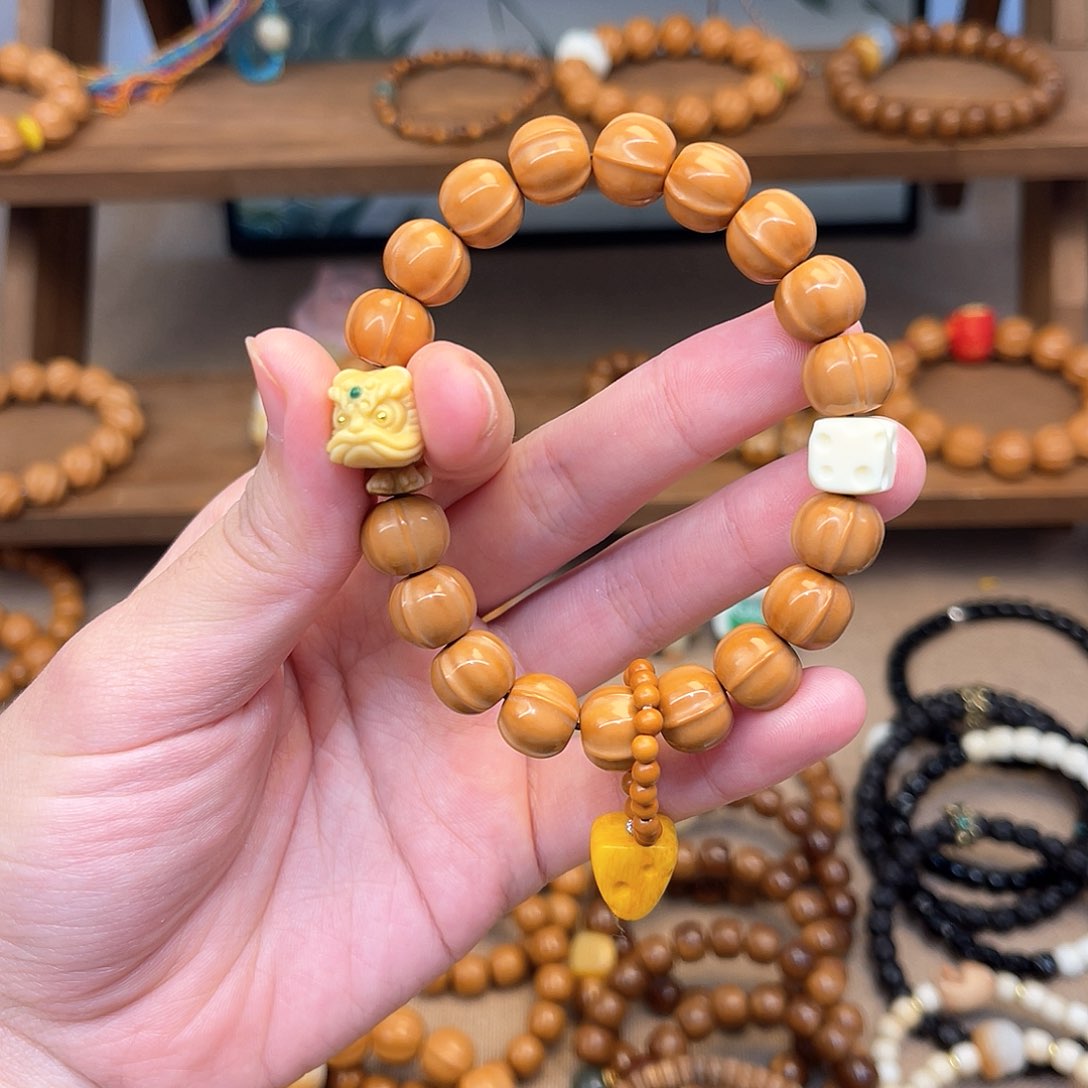 猴头核桃手串豆**兜搭配醒狮奶酪