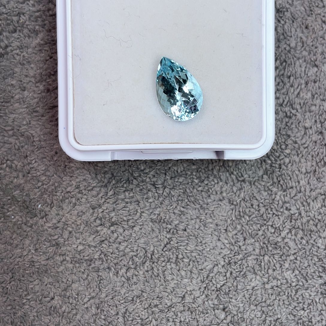 海蓝宝石裸石未镶嵌2.935Ct。  