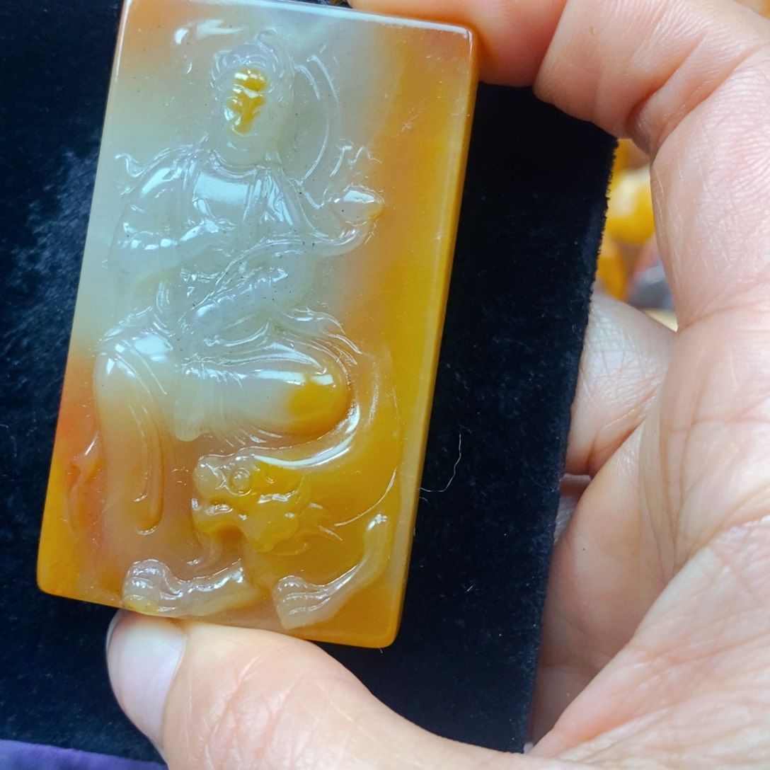 未镶嵌石英质玉（黄龙玉）颈饰