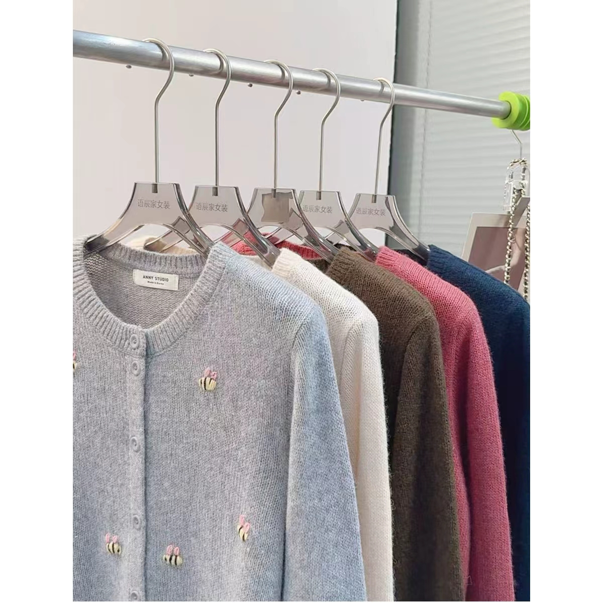 【山羊绒+绵羊毛+莱赛尔】~高定版！小蜜蜂圆领针织衫女开衫B1581