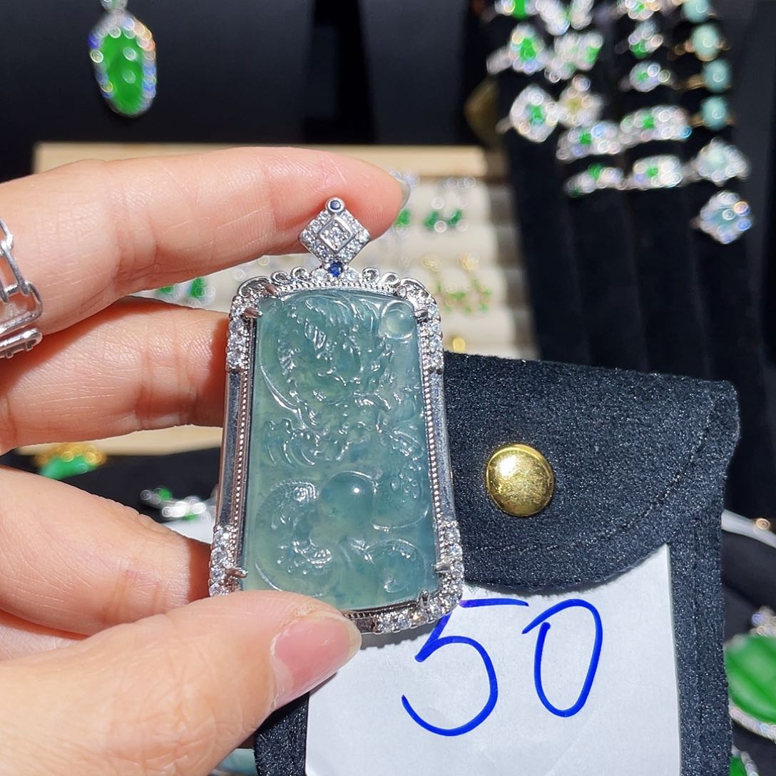 翡翠颈饰未镶嵌龙牌