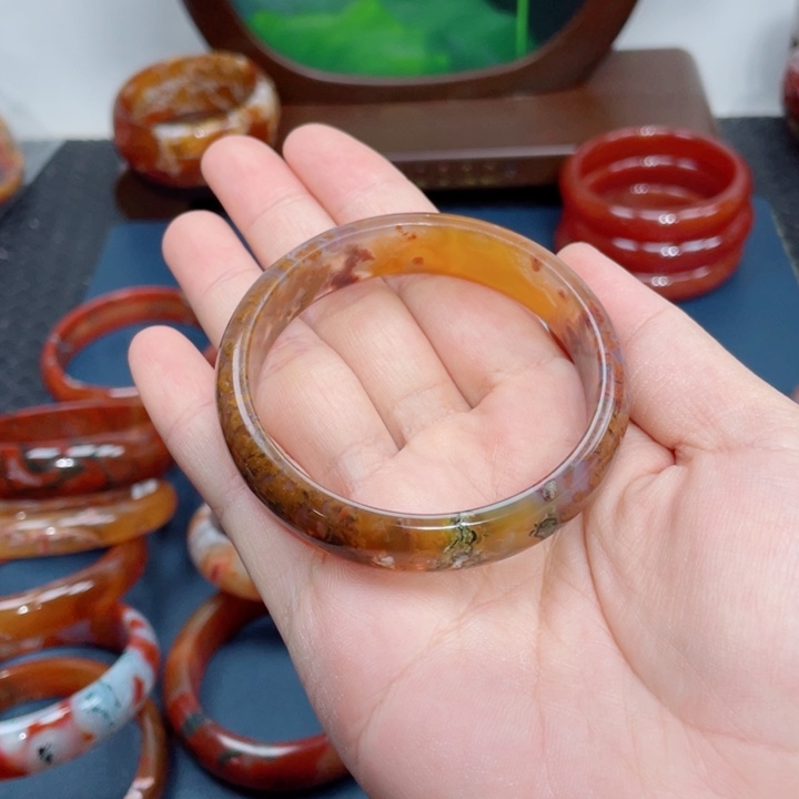 玛瑙/玉髓手镯未镶嵌56