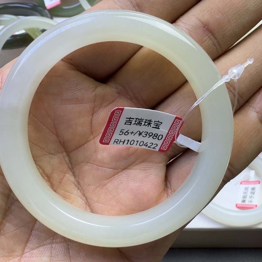 此***度和田玉（糖玉）未镶嵌手镯