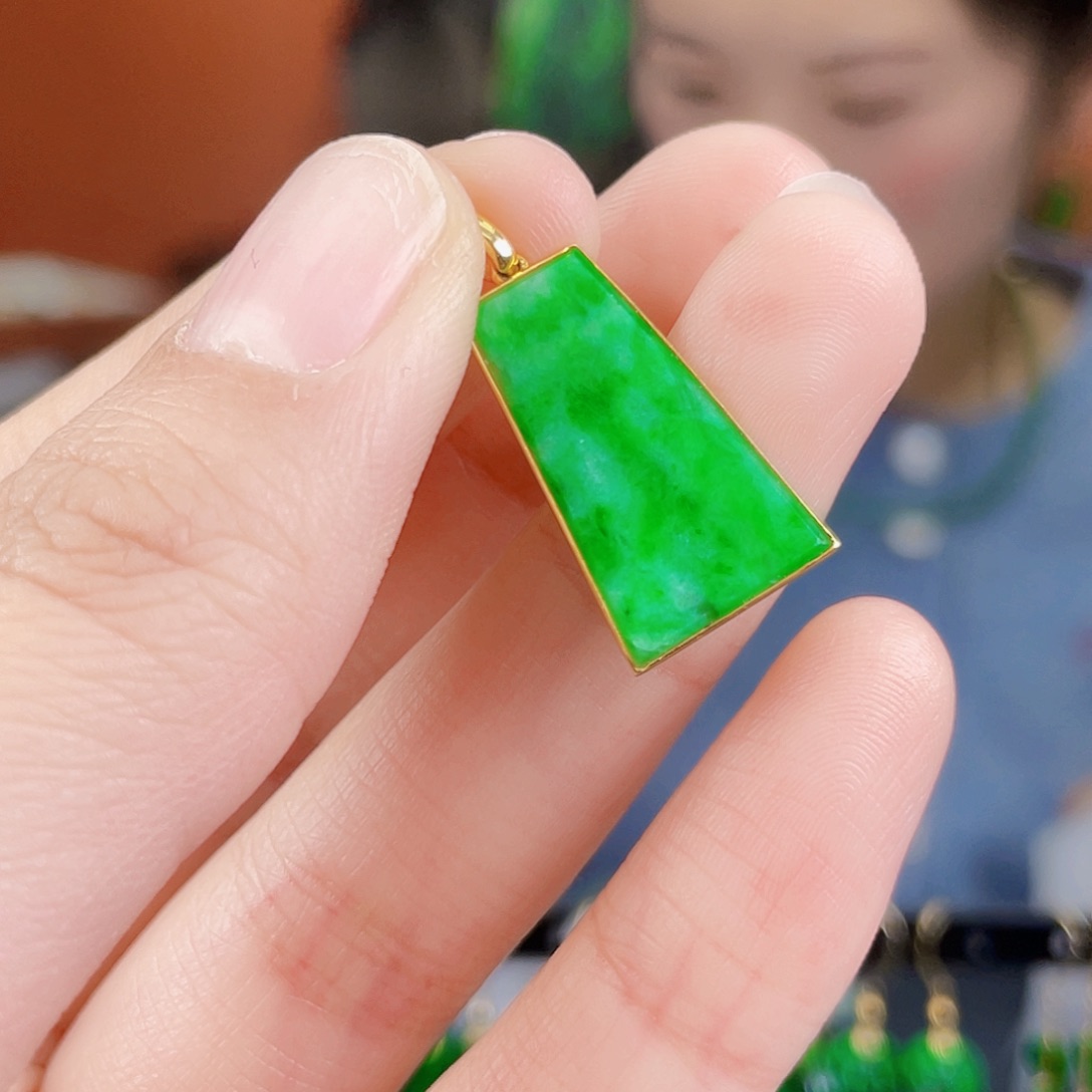 翡翠18K金镶嵌耳饰