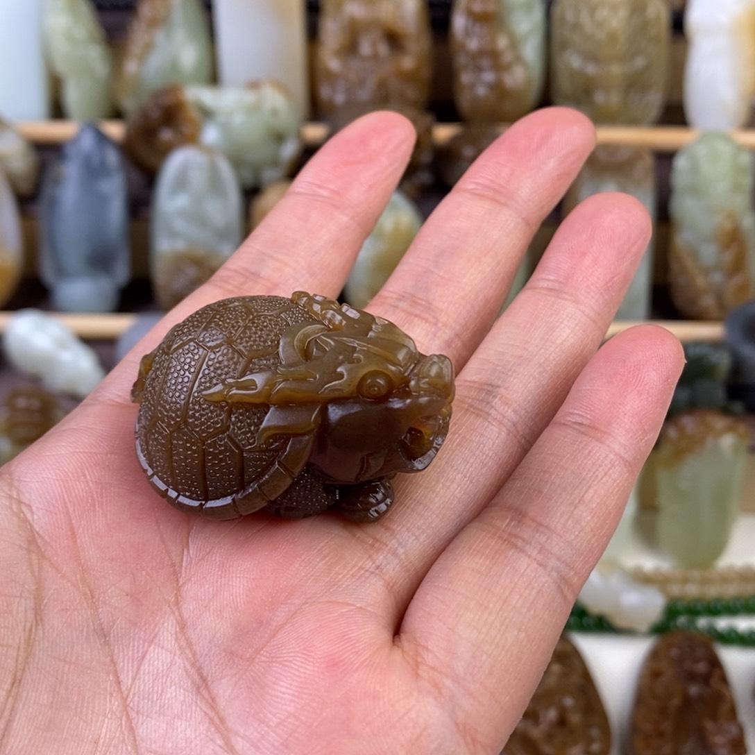 为***.和田玉未镶嵌颈饰