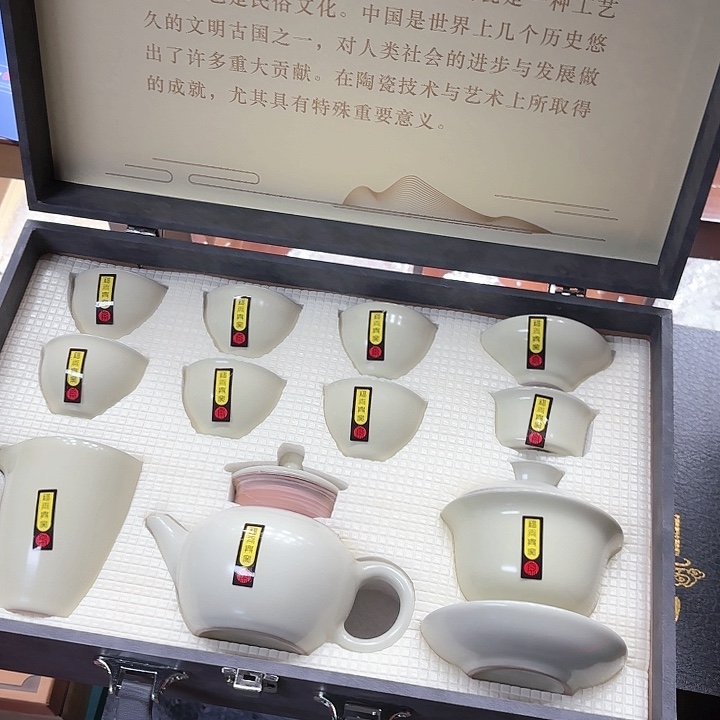 孤品茶具套装等。            