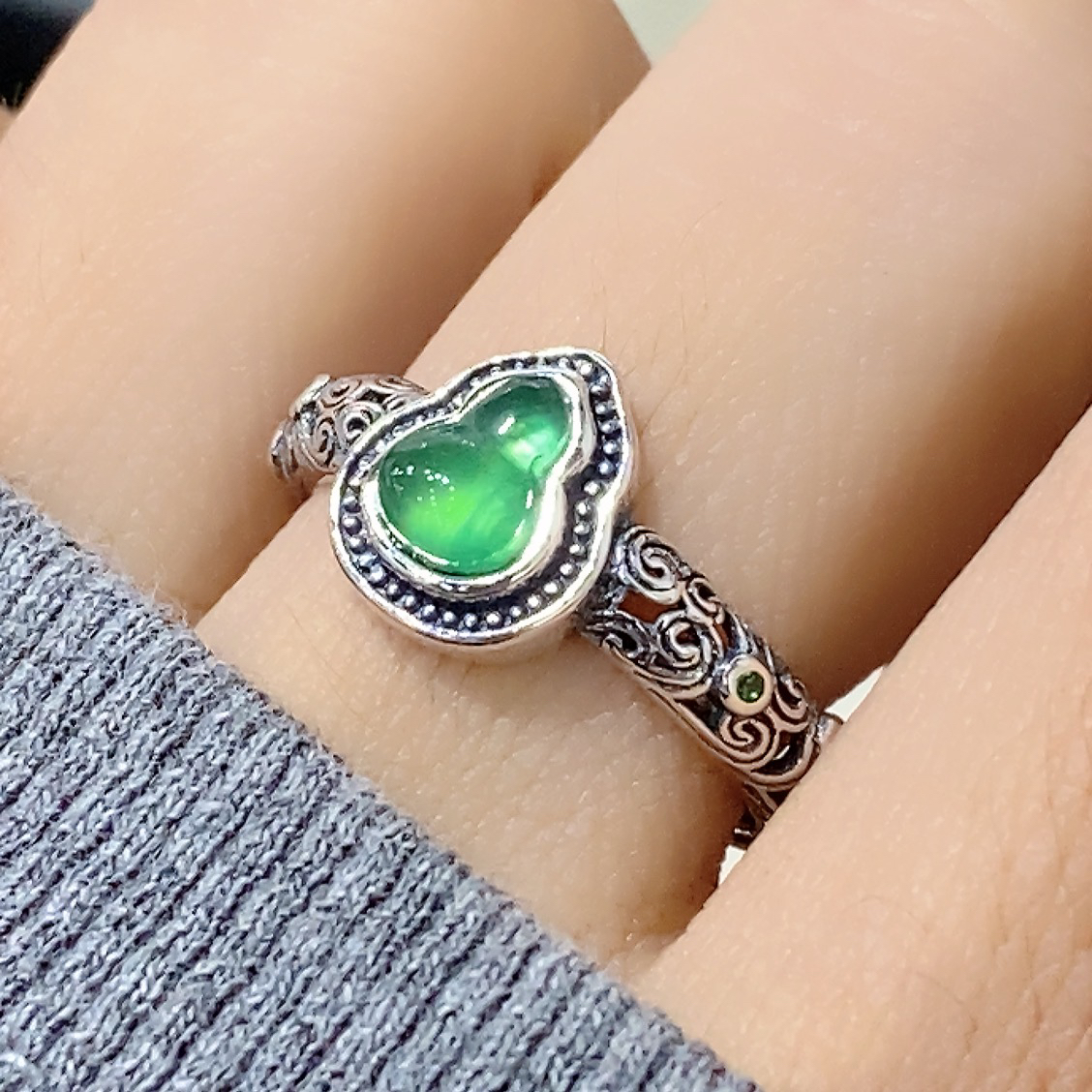 复古镂空图腾花纹绿玉髓葫芦戒指