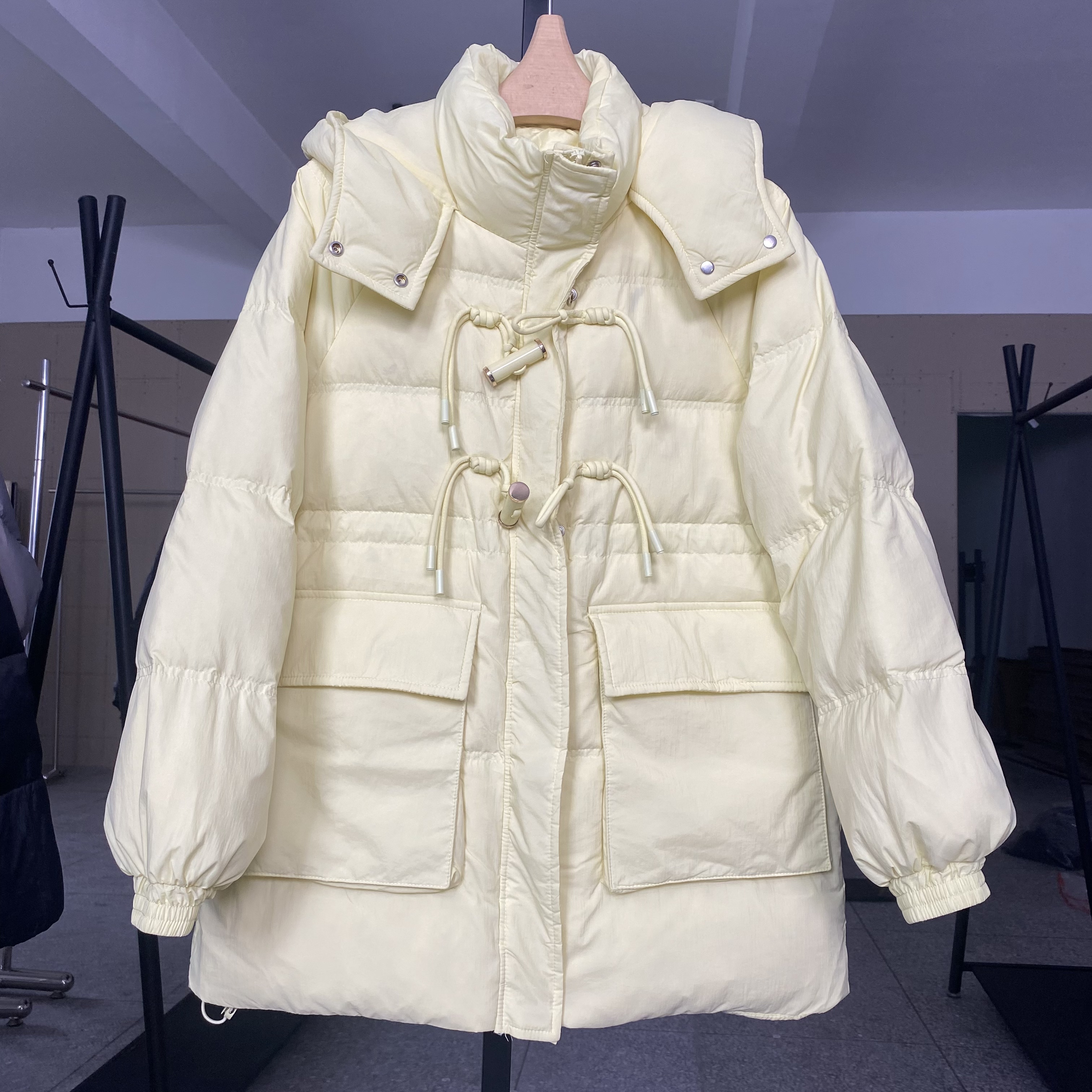 羽绒服女士厚款连帽白色直筒时尚轻职风