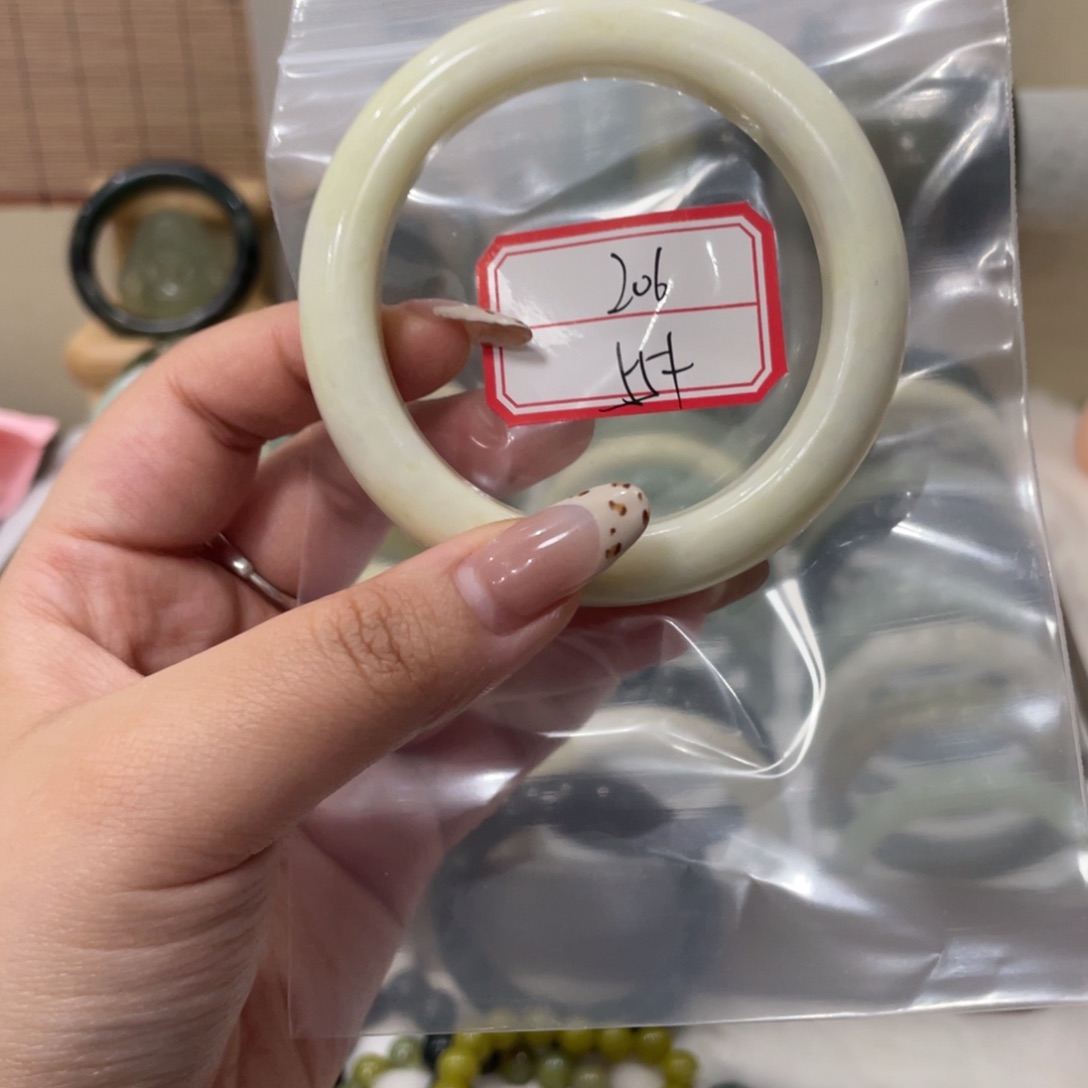 蛇纹石玉手镯未镶嵌