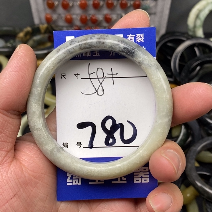 蛇纹石玉手镯未镶嵌