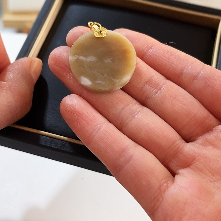 S***i和田玉未镶嵌颈饰