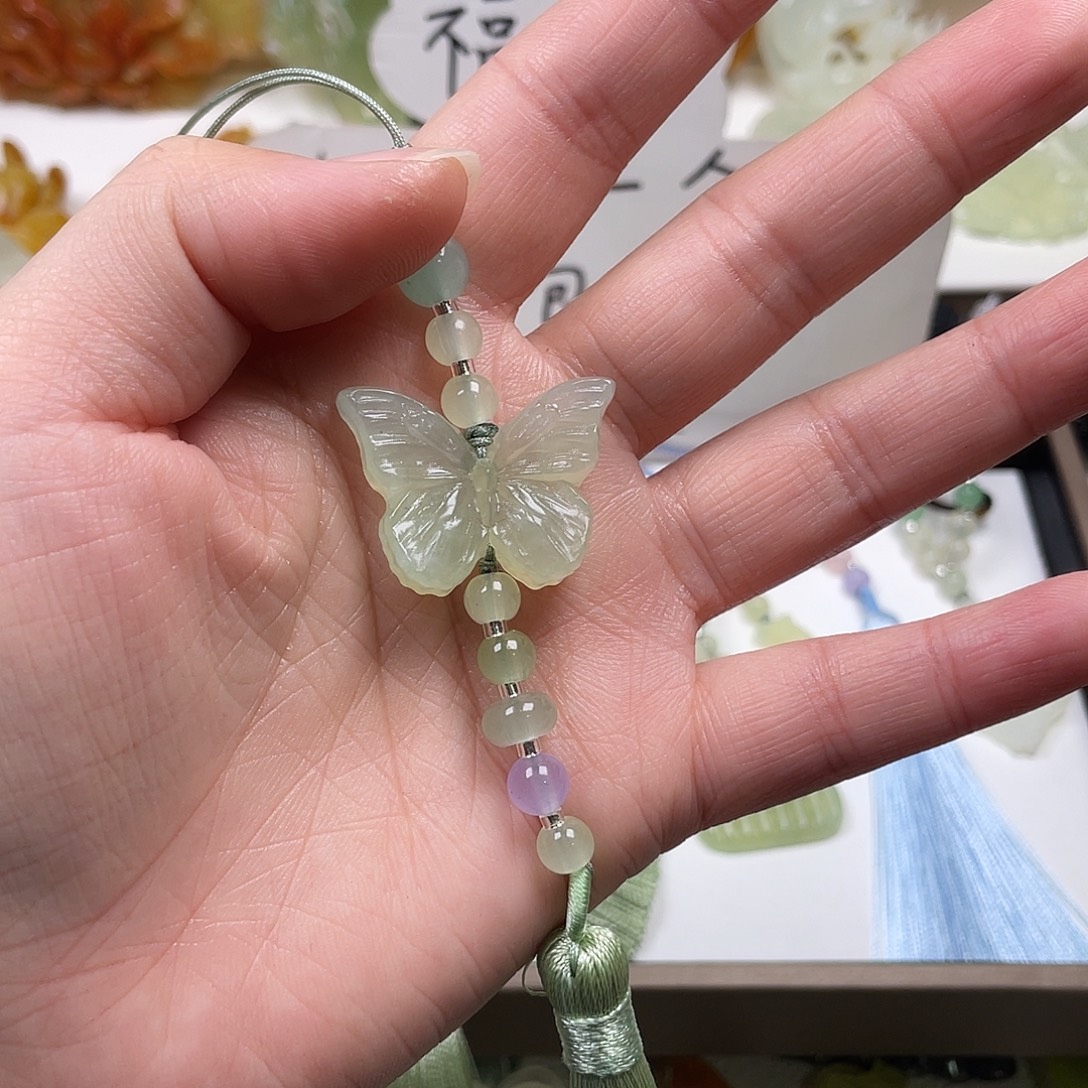 有***段蛇纹石玉未镶嵌颈饰