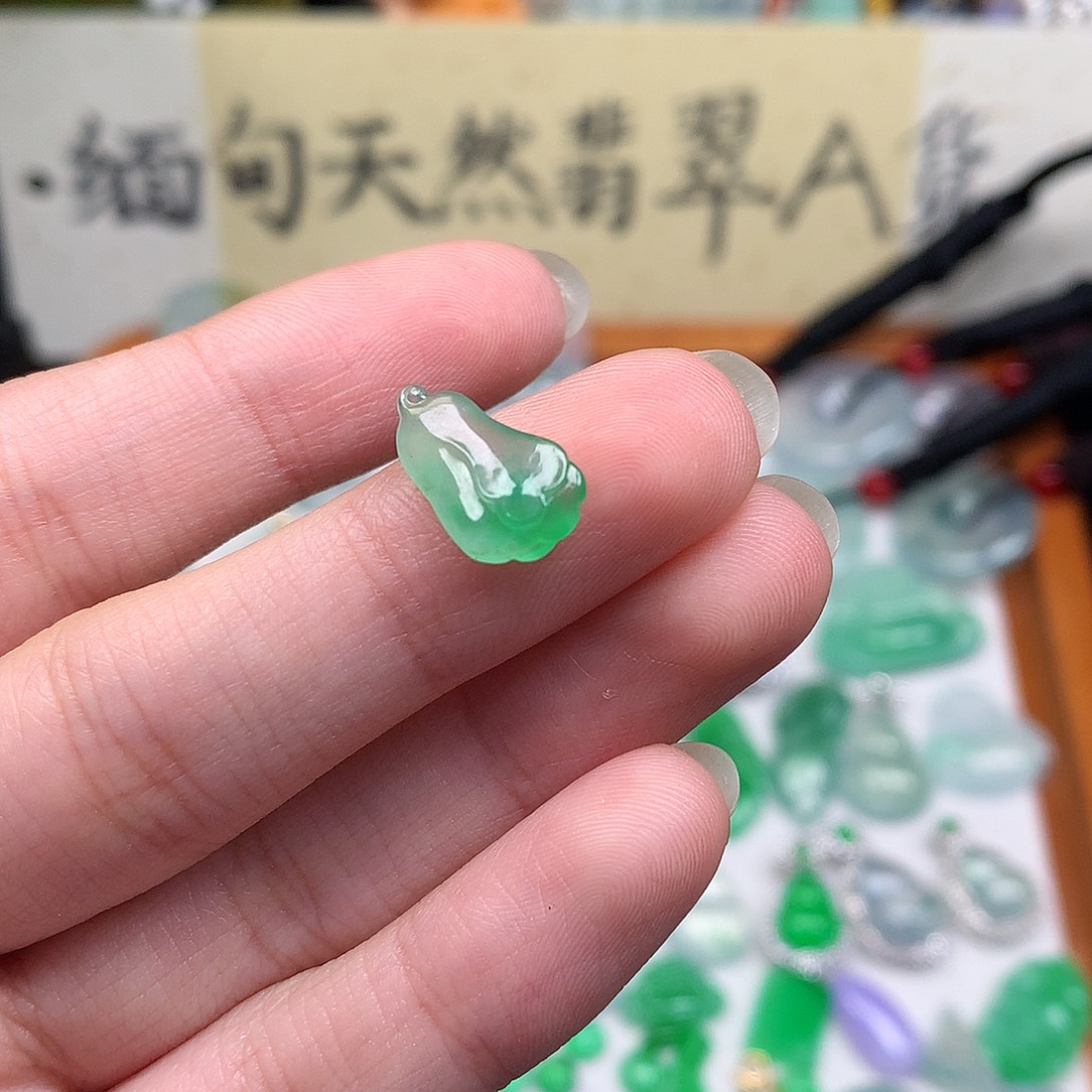 翡翠裸石缅甸天然A货翡翠阳绿白菜