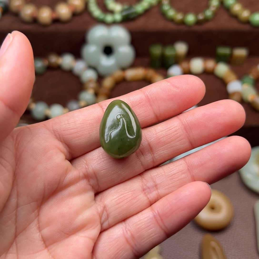 赏***月和田玉未镶嵌颈饰