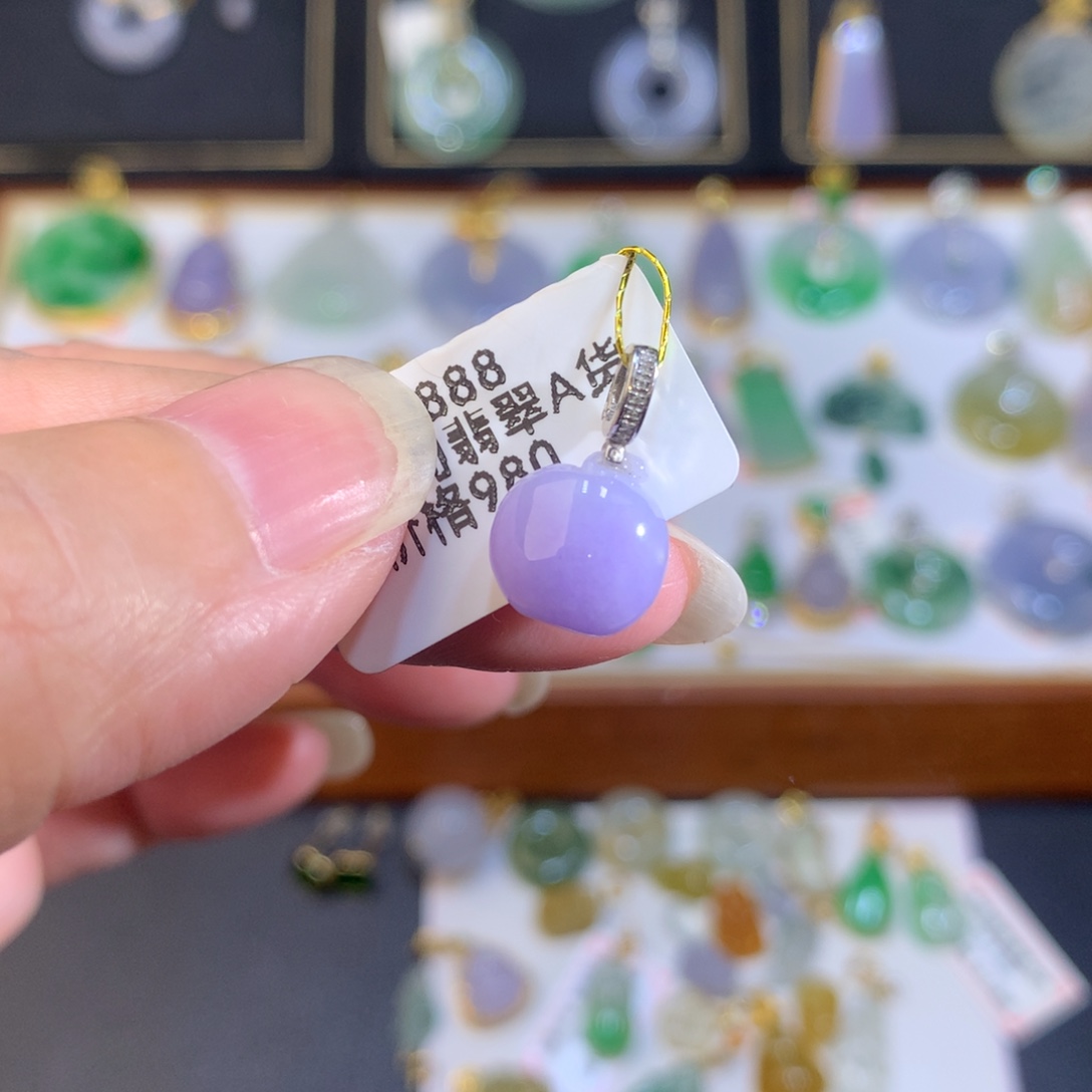 顺***。翡翠18K金镶嵌颈饰