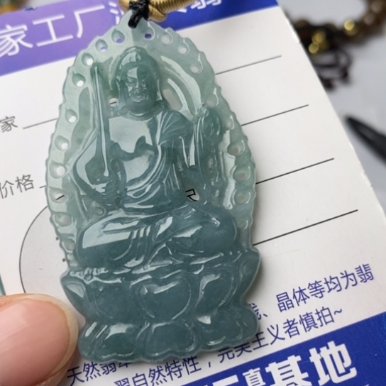 翡翠颈饰未镶嵌翡翠。