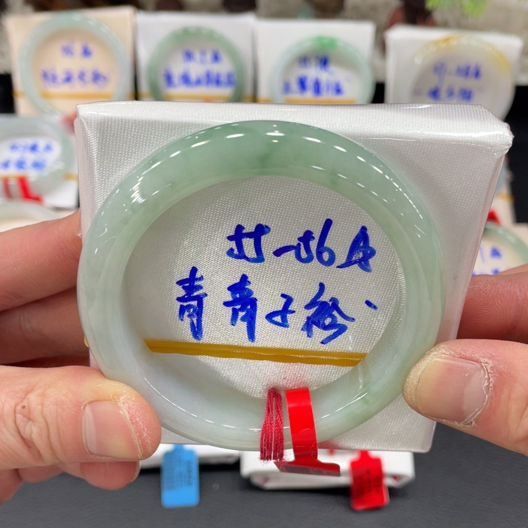 翡翠手镯未镶嵌翡翠