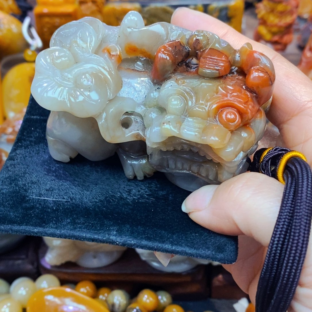 未镶嵌石英质玉（黄龙玉）项链