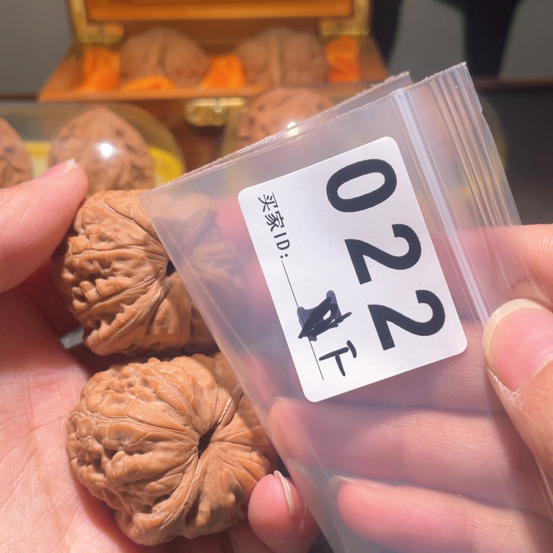 文玩核桃把件小**兜元宝