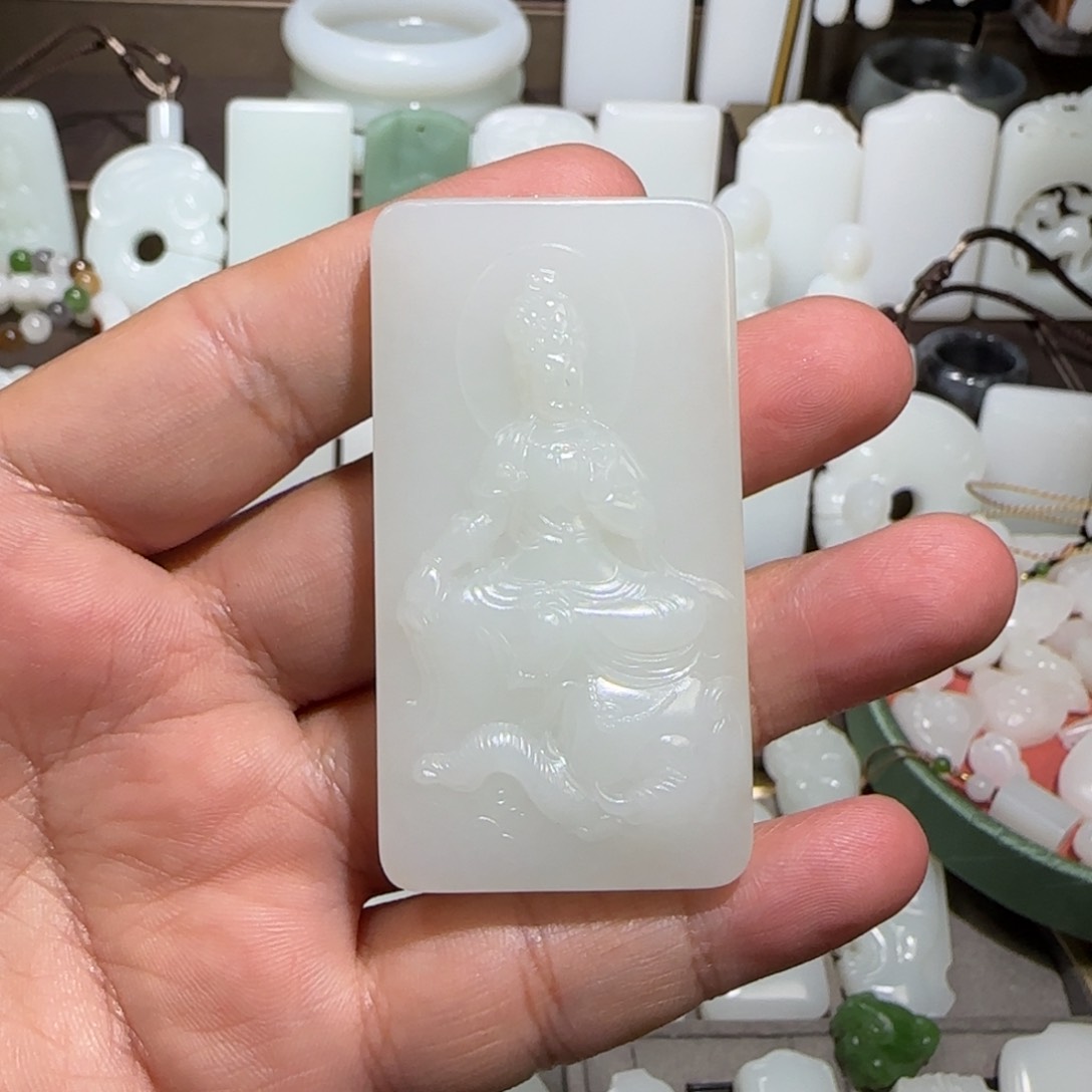 和田玉颈饰未镶嵌虾***馆