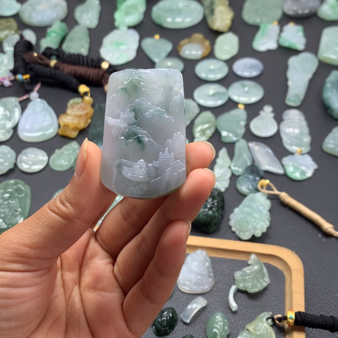 翡翠颈饰未镶嵌山水