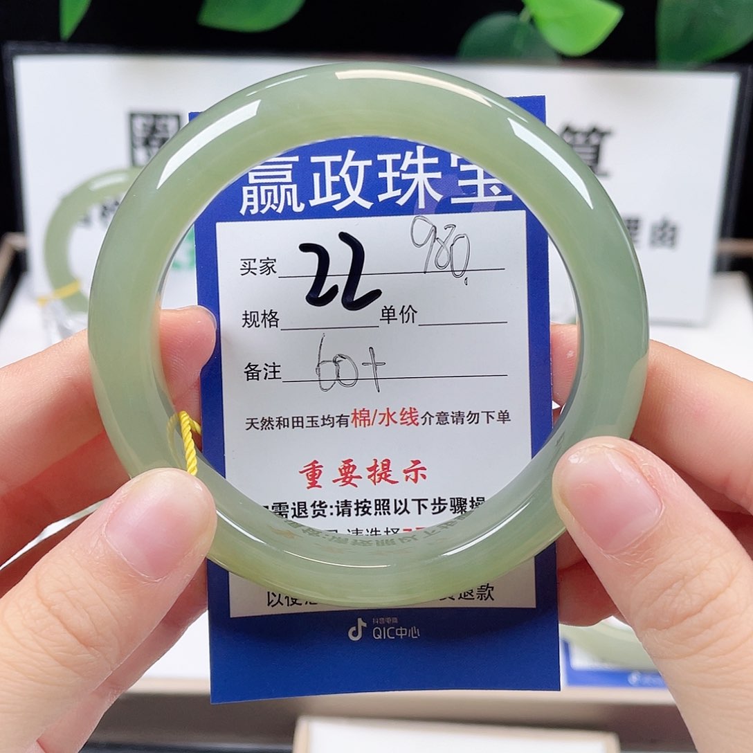 和田玉手镯未镶嵌绥****）