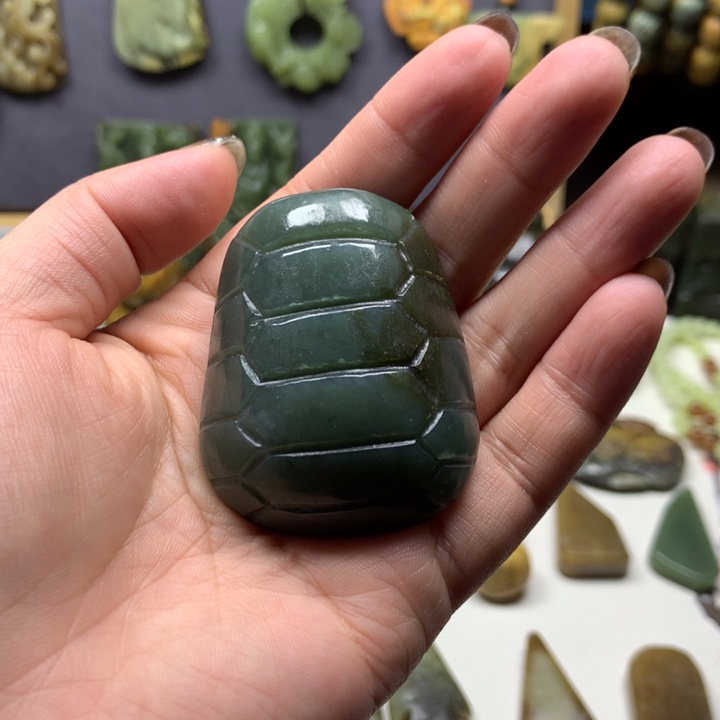 透闪石质玉未镶嵌颈饰