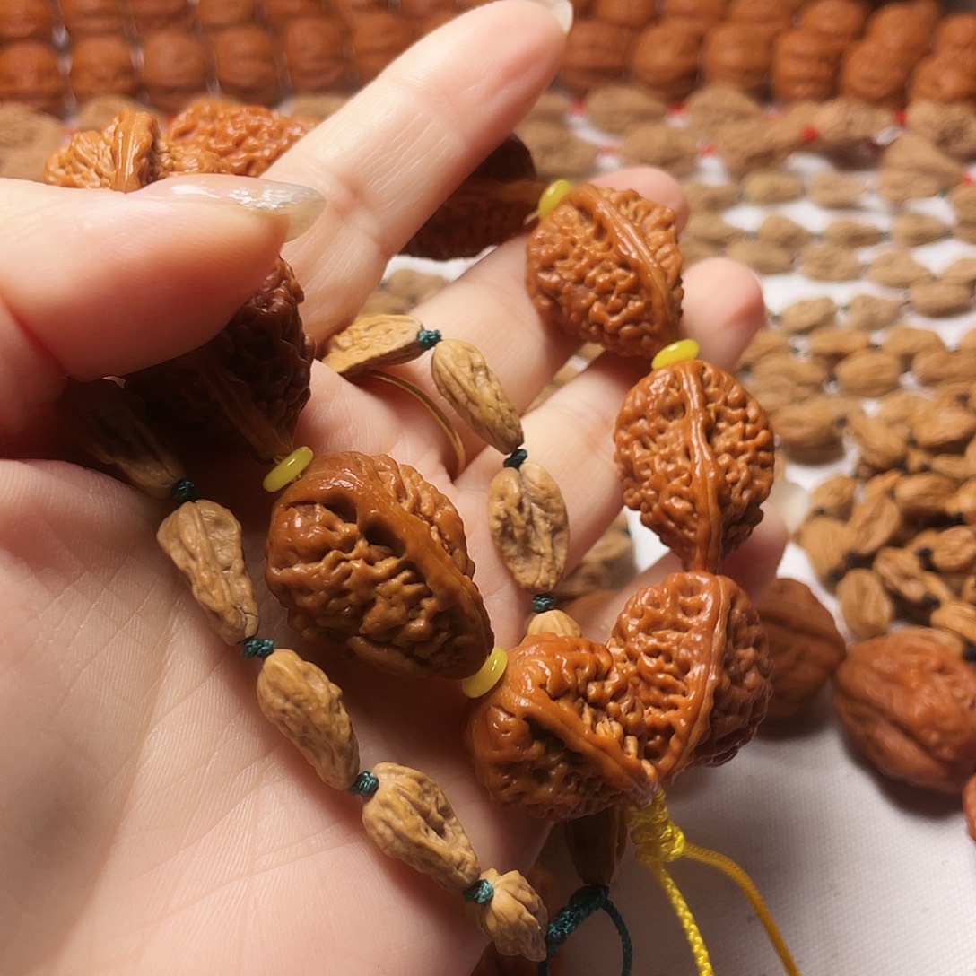 秦***、文玩核桃吊坠绣花鞋