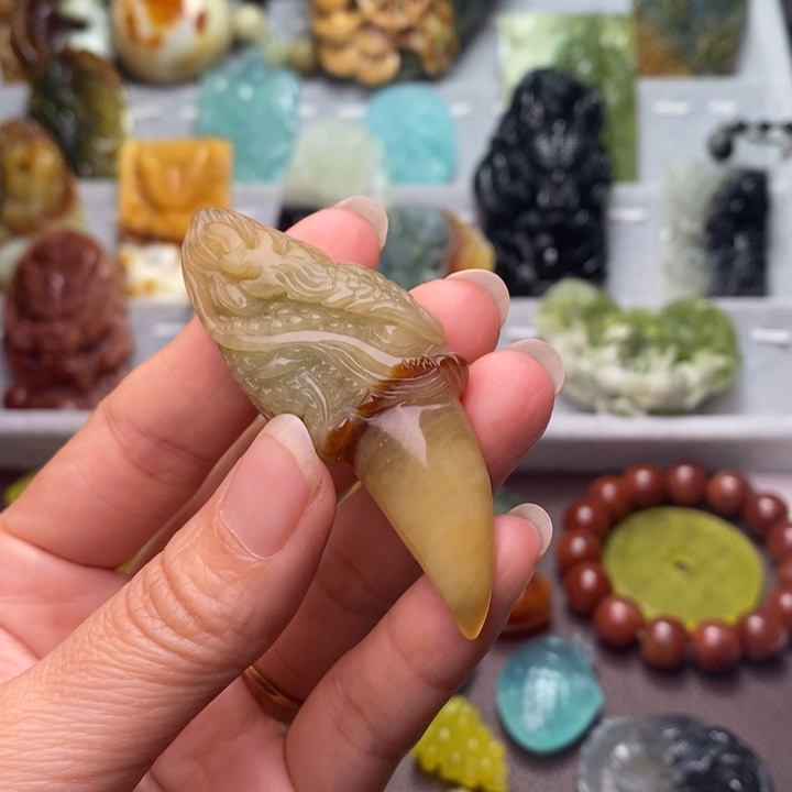 锦***阳蛇纹石玉未镶嵌颈饰