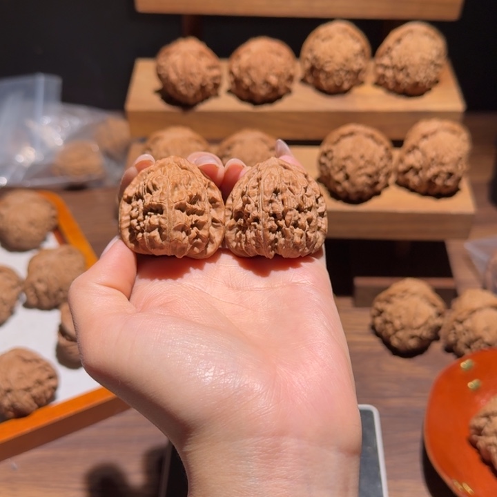 红***。文玩核桃吊坠36角白