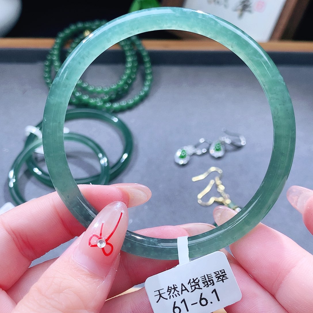 翡翠未镶嵌手镯（圆镯）