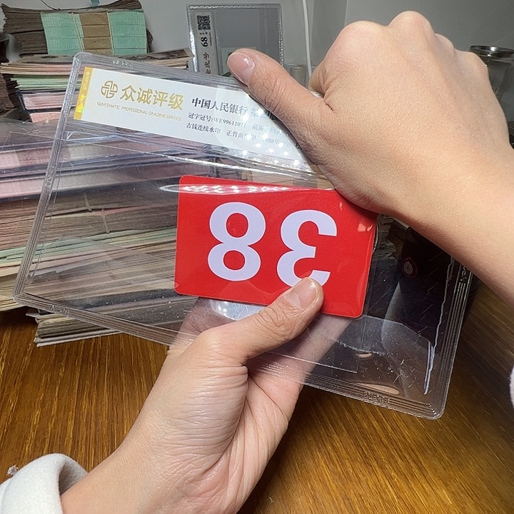呈***嘟退市站洋带扣子的1个张如图