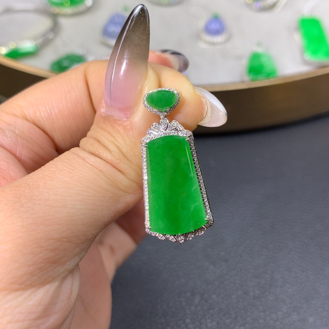 翡翠颈饰18K金镶嵌翡翠