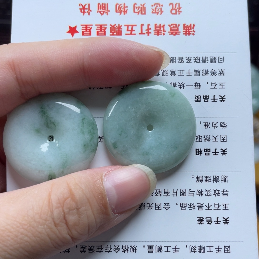 翡翠颈饰未镶嵌平安扣