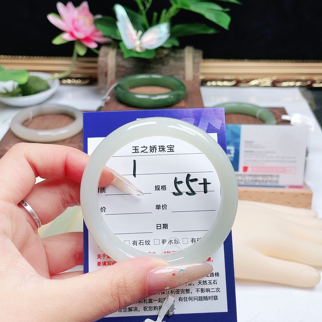 ****ღ和田玉未镶嵌手镯