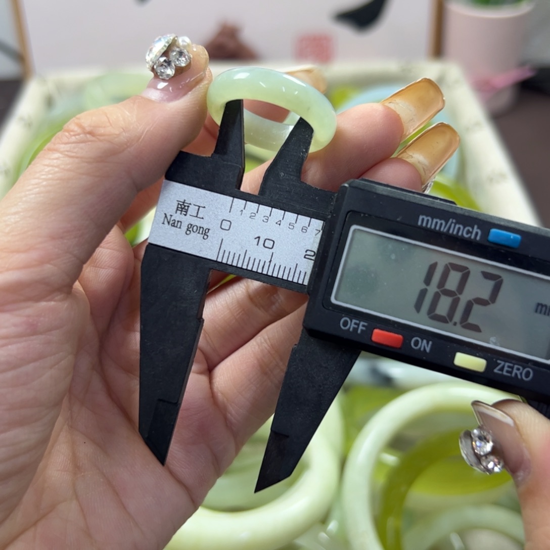 蛇纹石玉手镯未镶嵌308