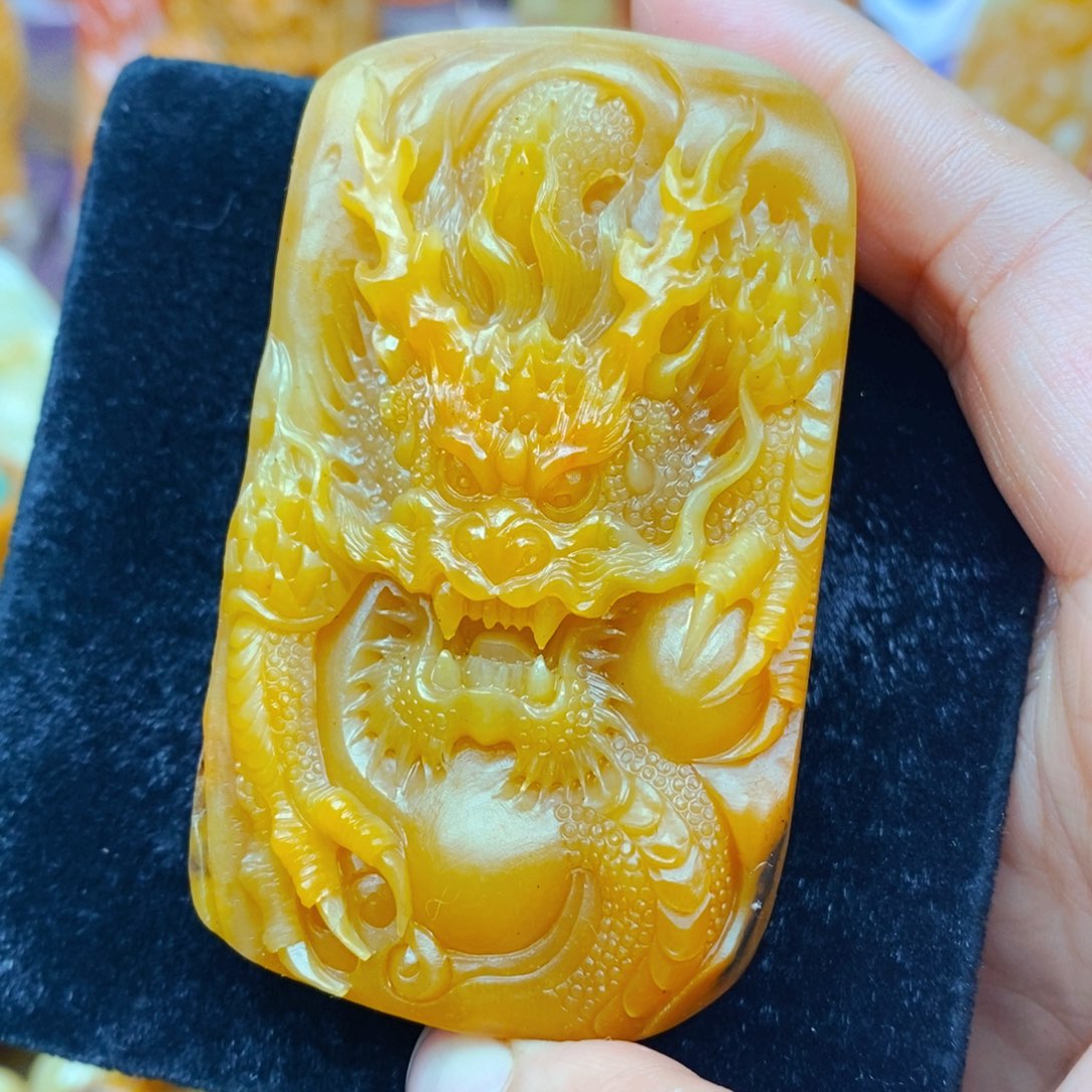 未镶嵌石英质玉（黄龙玉）颈饰