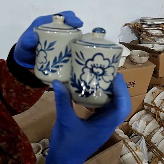 摆件盘子碗茶壶啥都有