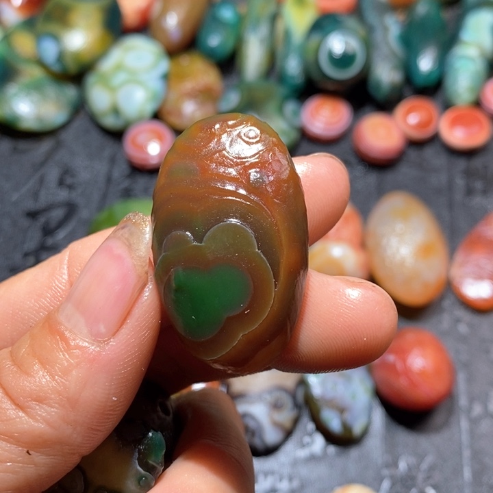 石英质玉颈饰未镶嵌大**的