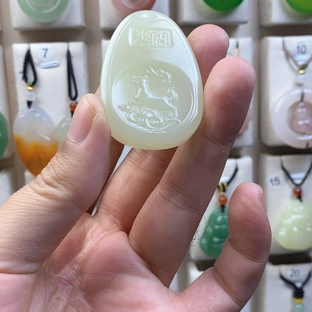 颈饰未镶嵌石英质玉