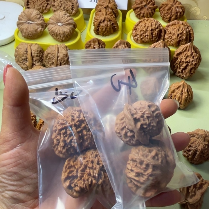 *****核桃手串/手链手把件原树核桃满天星宫灯