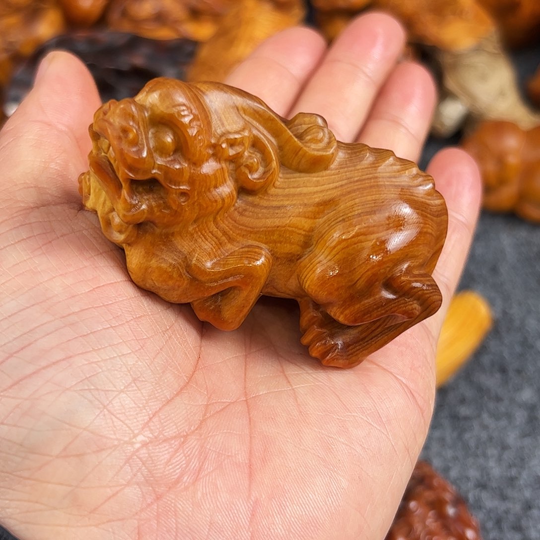 柏木太行崖柏塘心玉化手把件貔貅