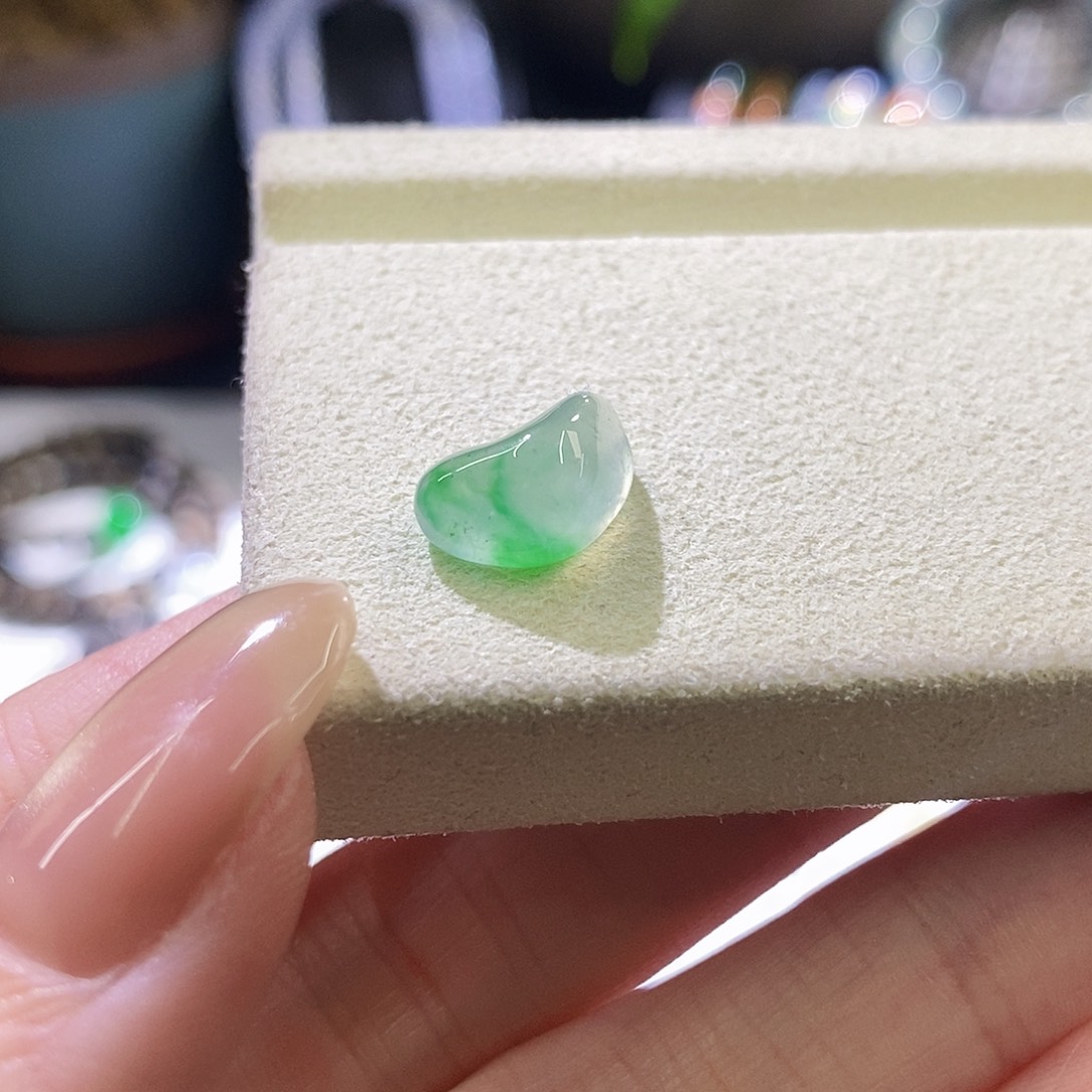 翡翠未镶嵌挂件随行