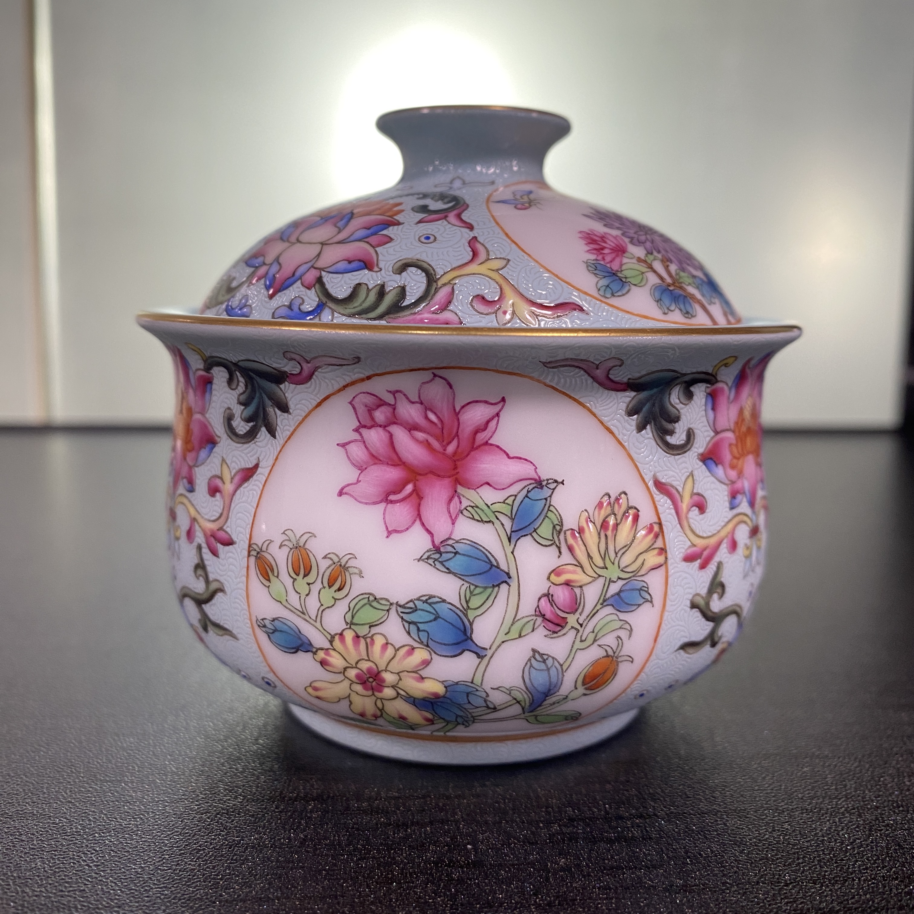 蓝地扒花开窗花卉元宝盖碗