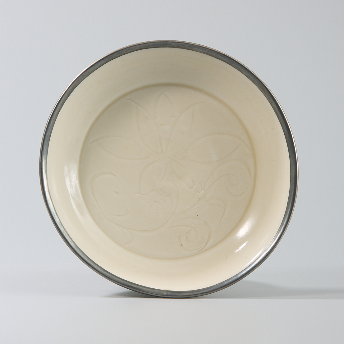 Lot19 明代 白釉莲纹洗【古董拍卖】