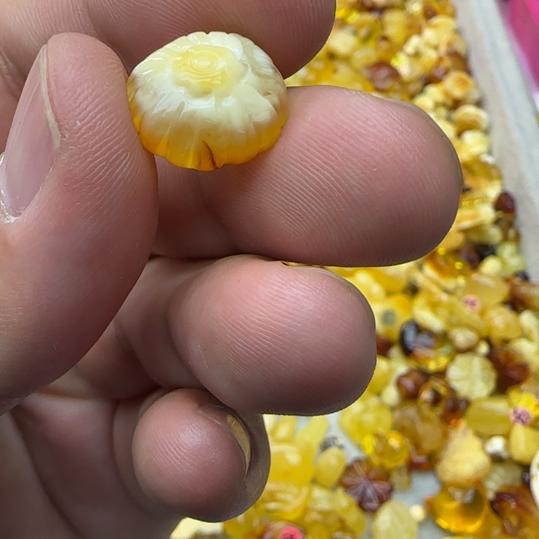 琥珀未镶嵌裸石0.89克