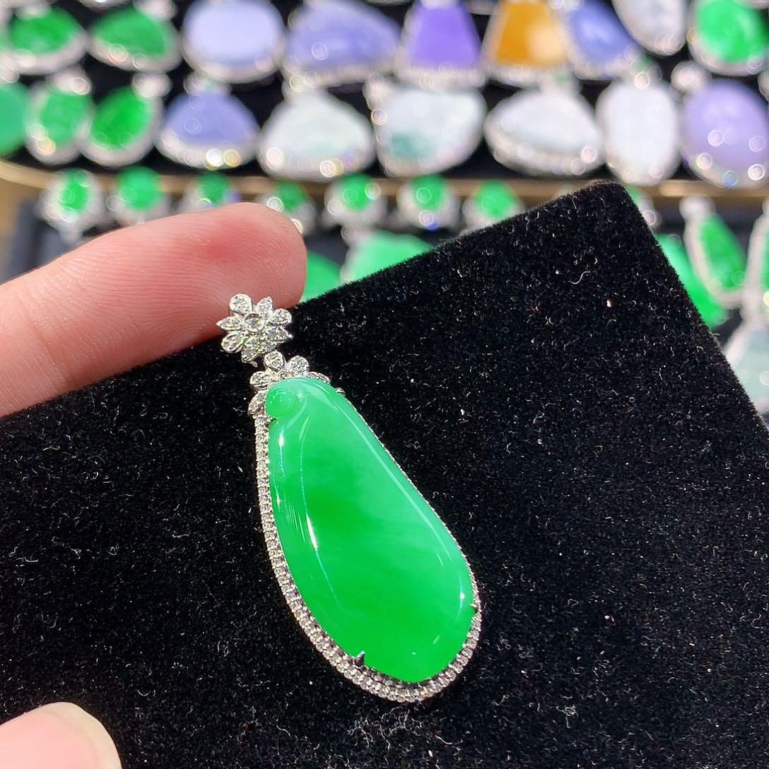 翡翠18K金镶嵌颈饰