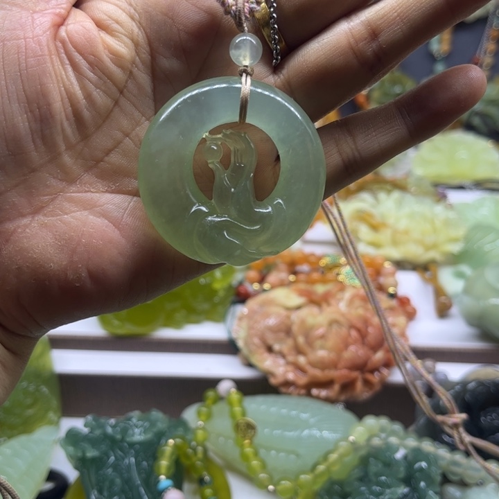 蛇纹石玉未镶嵌颈饰