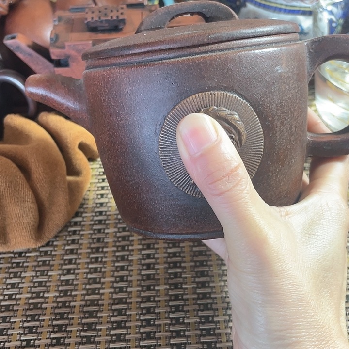 紫砂茶壶原矿泥料手工制作的一把紫砂壶